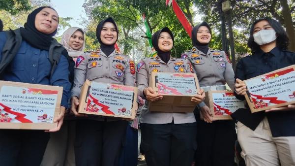 Polwan Polrestabes Bandung membagikan paket sembako kepada warga untuk merayakan dan memperingati HUT ke-75 Polwan. (FOTO: Humas Polrestabes Bandung)