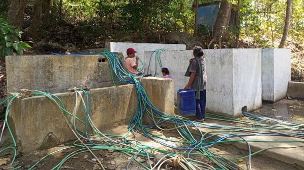 Warga Kalidadap Imogiri, Bantul berburu air bersih Warga Kalidadap, Imogiri, Bantul berburu air bersih di tengah kemarau (Foto: iNews/Yohanes Demo)
