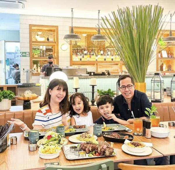 Momfluencer Yanna Christine Ginting liburan bersama anak. (Foto: Instagram @yannaoxania)