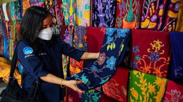  Oleh-oleh khas Palangka Raya populer yakni batik. (Foto: mediacenter.palangkaraya.go.id)