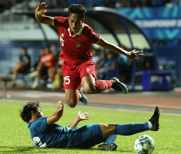 Haykal Alhafiz Timnas Indonesia U-23 Bek kiri Timnas Indonesia U-23 Haykal Alhafiz ditekel pemain Thailand pada semifinal Piala AFF U-23 2023, Kamis (24/8/2023). (Foto: Instagram @Timnas.Indonesia)
