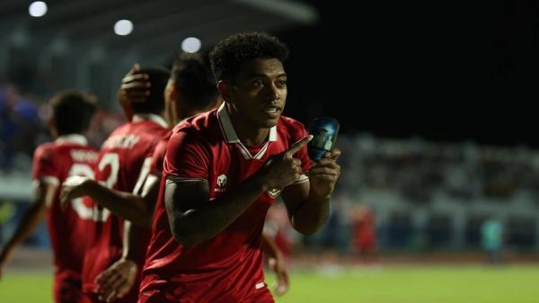 Sosok Jeam Kelly Sroyer, Penyerang Timnas Indonesi Sosok Jeam Kelly Sroyer, Penyerang Timnas Indonesia U-23 asal Papua Bobol Gawang Thailand (Foto: Instagram/jeamkellys)