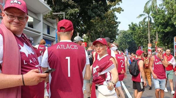 Suporter Timnas Latvia FIBA World Cup 2023 di Jakarta dimulai hari ini, Jumat (25/8/2023). Suporter Timnas Basket Latvia bahkan sudah memerahkan Indonesia Arena. (foto: Andhika/MPI)