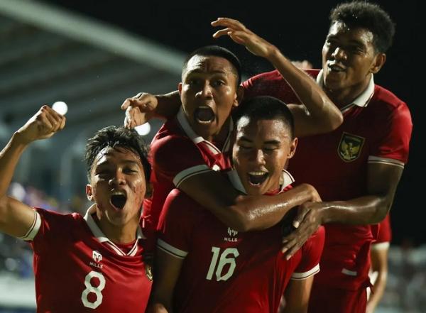 Para pemain Timnas Indonesia U-23 merayakan salah satu golnya ke gawang Thailand pada semifinal Piala AFF U-23 2023 di Rayong Province Stadium, Kamis (24/8/2023) malam. Indonesia menang 3-1. (Foto: PSSI)