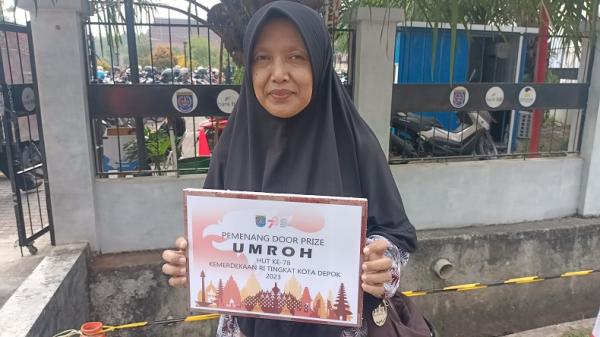 Emak-emak Dihadiahi Umrah usai Baca Teks Proklamasi di Hadapan Wali Kota Depok