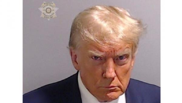 Foto Mugshot Donald Trump viral di media sosial