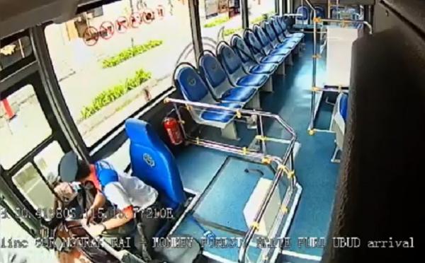Rekaman CCTV di bus saat pelaku mengintimidasi sopir. (Foto: Ketut Catur)