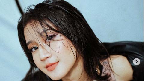 Keisya Levronka Artis cantik berambut pendek.