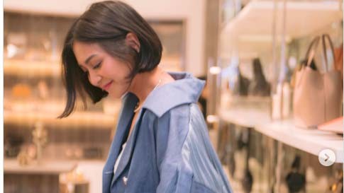 Caca Tengker Artis cantik berambut pendek.