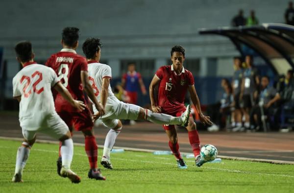 Bek kiri TImnas Indonesia U-23 Haykal Alhafiz (15) menjadi korban aksi brutal pemain Vietnam pada final Piala AFF U-23 2023 di Rayong Province Stadium, Thailand, Sabtu (26/8/2023) malam. (Foto: PSSI)