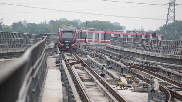 2 proyek kereta api LRT Jabodebek dan Kereta Cepat Whoosh yang diresmikan tahun ini menandakan sektor transportasi kereta api Indonesia dalam masa kejayaannya. (foto: Antara) LRT Jabodebek (foto: Antara)