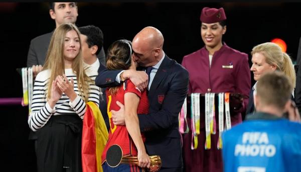 Presiden RFEF Luis Rubiales mencium pemain Timnas Wanita Spanyol Jennifer Hermoso pada perayaan juara Piala Dunia Wanita 2023 di Sydney, pekan lalu. (FotoL Semana)