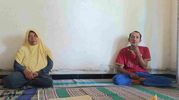 Orang tua siswa MTsN Kunir yang tewas dianiaya. (Solichan Arif).