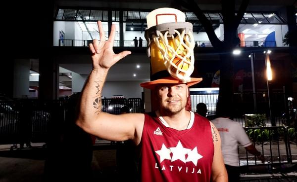 Deretan gaya unik suporter Latvia di FIBA World Cup 2023 menarik diulas. (Foto: Andhika Khoirul Huda)