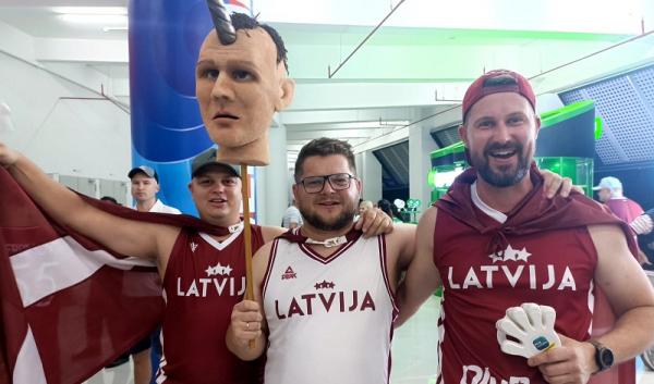 Suporter Latvia 2 Deretan gaya unik suporter Latvia di FIBA World Cup 2023 menarik diulas. (Foto: Andhika Khoirul Huda)
