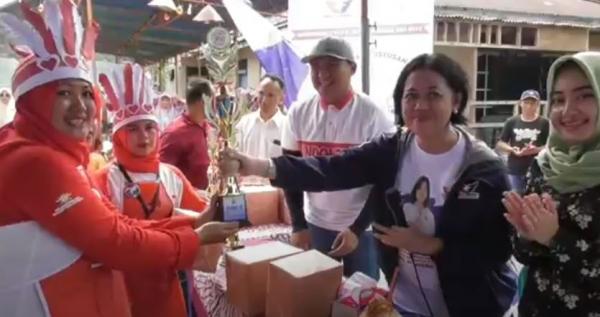 Bacaleg DPR dari Partai Perindo Nuning Kertopati menyerahkan hadiah lomba memasak di Wonosobo. (Foto: iNews)