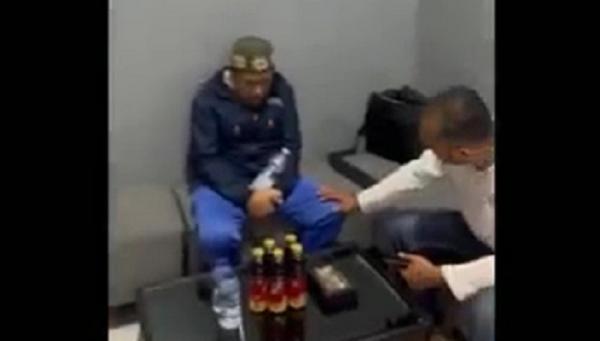 Buronan Korupsi Rs Jiwa Ali Basyar (pakai kopiah) saat ditangkap usai keluar dari RSJ Kota Padang. (Foto: Ari Yohanas)