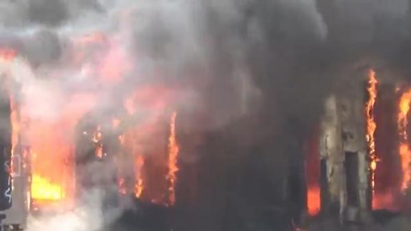 Kebakaran hebat melanda sembilan gerbong kereta api di Purwakarta, Jawa Barat, Kamis (31/8/2023). (Foto: Irwan).