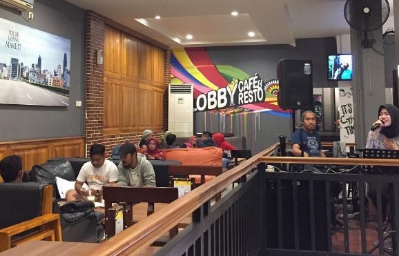 Lobby Cafe tempat nongkrong asyik di Makassar dengan live music. (Foto: Instagram)