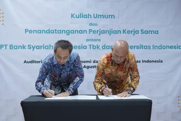Direktur Retail Banking BSI Ngatari bersama Dekan FEB UI Teguh Dartanto, Ph.D saat menandatangi perjanjian kerja sama. (Foto: dok BSI)