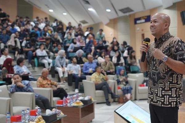 BSI Kuliah Umum UI Direktur Keuangan dan Strategi BSI Ade Cahyo Nugroho saat memberikan kuliah umum. (Foto: dok BSI)