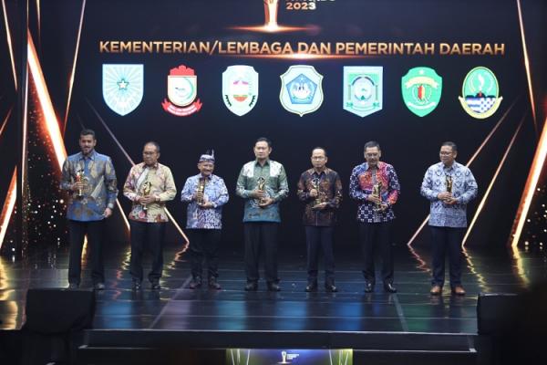 Bupati Situbondo Karna Suswandi bersama kepala daerah lainnya saat menerima penghargaan Indonesia Awards 2023. (Foto: dok iNews Media Group)