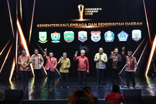 Bupati Malaka Simon Nahak (ketiga dari kiri) bersama para kepala daerah yang menerima penghargaan Indonesia Awards 2023. (Foto: dok iNews Media Group)