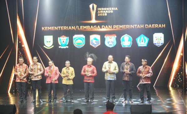 (Pertama dari kiri) Bupati Natuna Wan Siswandi saat menerima Penghargaan Indonesia Awards 2023. (Foto: dok iNews Media Group)