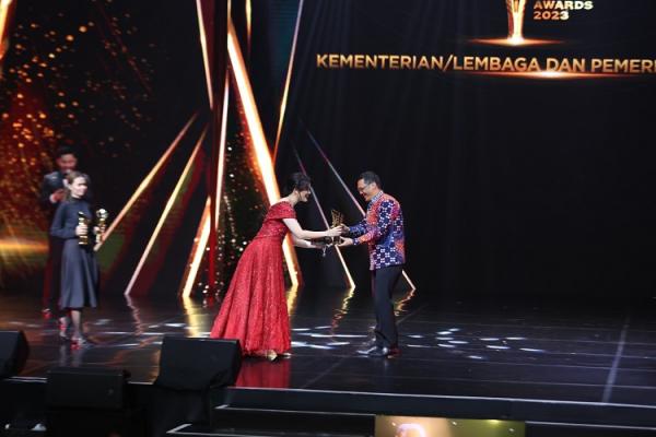 Gubernur Kaltim Isran Noor saat menerima piala penghargaan Indonesia Awards 2023. (Foto: dok iNews Media Group)