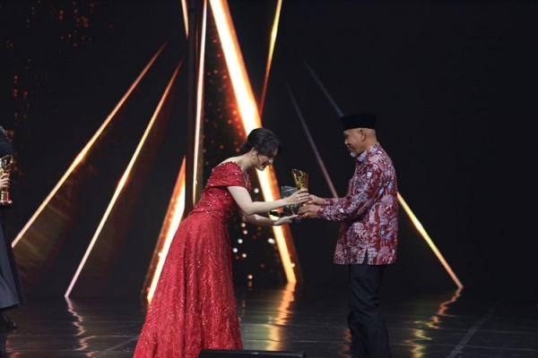 Gubernur Sumatera Barat Mahyeldi Ansharullah saat menerima penghargaan Indonesia Awards 2023, di Jakarta, Kamis (31/8/2023). (Foto: dok iNews Media Group)