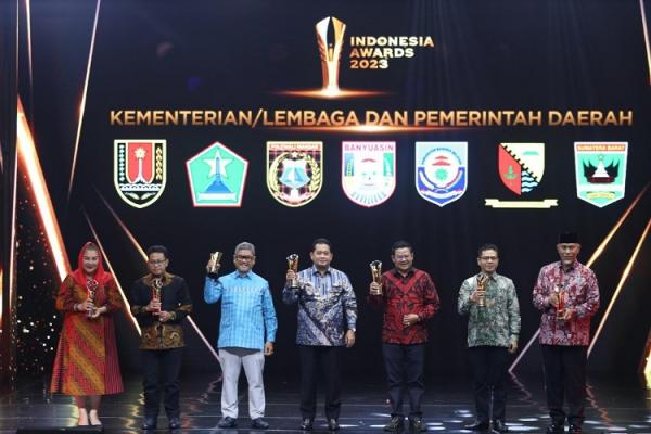 Para peraih penghargaan Indonesia Awards 2023 Kementerian/Lembaga dan Pemerintah Daerah. (Foto: dok iNews Media Group)