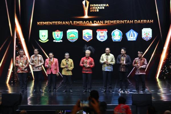 Para peraih penghargaan Indonesia Awards 2023 Kementerian/Lembaga dan Pemerintah Daerah. (Foto: dok iNews media Group) 