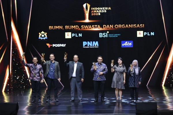 Direktur Retail dan Niaga, Edi Srimulyanti (ujung kanan), Executive Vice Presiden Komunikasi Korporat dan TJSL, Gregorius Adi Trianto (kedua dari kiri). (Foto: dok iNews Media Group) 
