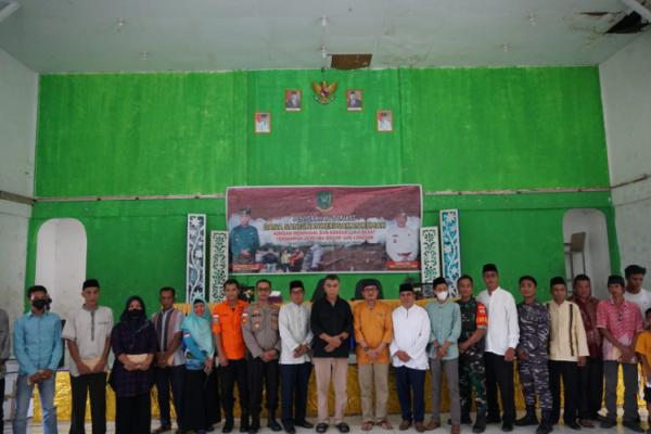 program Tanggap Bencana Pemkab Natuna Bupati Natuna Wan Siswandi menyerahkan bantuan langsung kepada para korban tanah longsor. Penyerahan bantuan sebagai realisasi program Tanggap Bencana yang digalakkan oleh Pemerintah Kabupaten Natuna. (Foto: dok Pemkab Natuna)