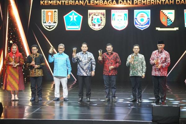 Wali Kota Malang Sutiaji (kedua dari kiri) saat menerima Penghargaan Indonesia Awards 2023. (Foto: iNews Media Group/Rievta Ikhwan)