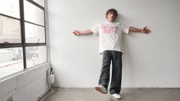 Lirik Lagu In The Stars - Benson Boone dan Terjemahan, Ceritakan tentang Terjebak Masa Lalu