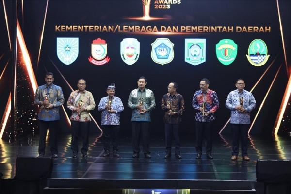 Kepala Daerah serta Lembaga yang mendapat penghargaan Indonesia Awards 2023 (Foto: dok iNews Media Group)