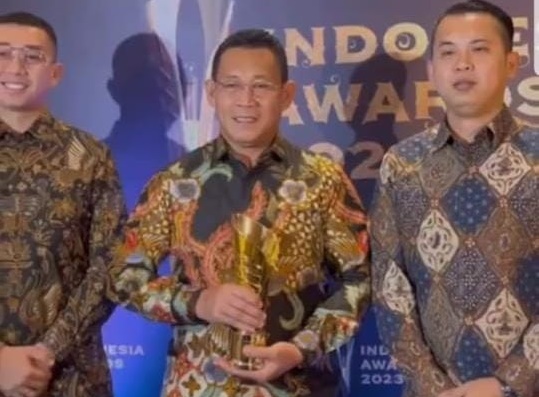 Kepala Dinas Marga dan Tata Ruang Sumsel M Affandi mewakili Gubernur Sumsel Herman Deru menerima penghargaan Indonesia Awards 2023, bersama Andi R selaku Kepala bagian Humas dan Ega Puza selaku Kasubag. (Foto: iNews Media Group/Rievta Ikhwan)