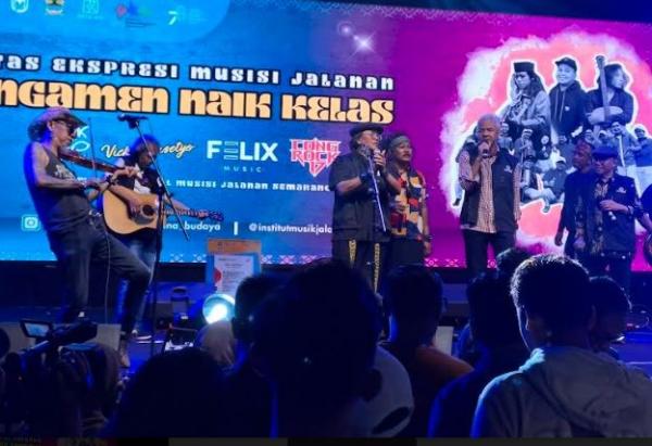Gubernur Jateng Ganjar Pranowo menyanyikan lagu di ajang pentas musik jalanan. (Foto: MPI)