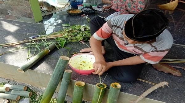 Leumeung Purwakarta H Dayat sibuk mengolah leumeung sebagai salah satu makanan khas Purwakarta. (Foto: iNews.id/Asep Supiandi)
