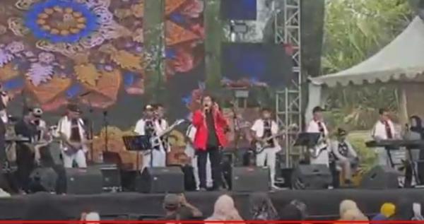 Salah satu grup musik memeriahkan pesta pernikahan anak Haji Ciut crazy rich asal Kalsel. (Foto: iNews)