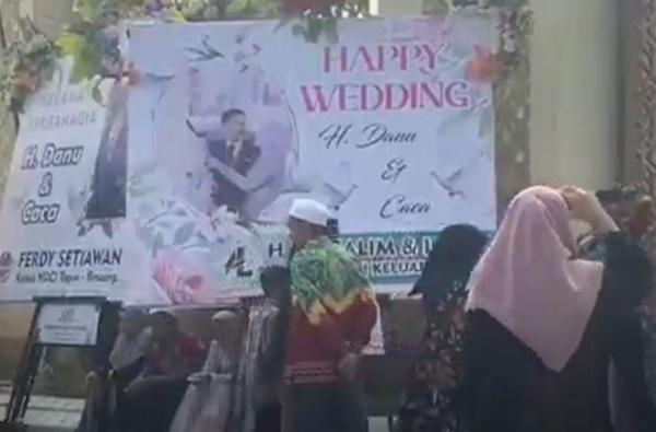 Warga berdatangan menghadiri pesta rakyat pernikahan anak crazy rich Kalsel Haji Ciut di Binuang, Kabupaten Tapi. (Foto: iNews)