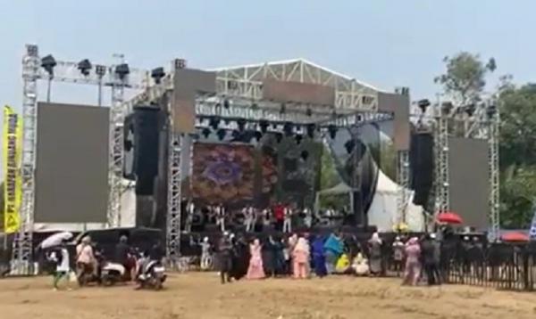 Pesta Pernikahan Haji Ciut2 Panggung hiburan pesta pernikahan anak crazy rich Haji Ciut di Tapin, Kalsel. (Foto: Sairi)