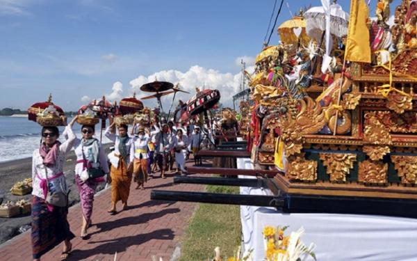 Upacara Melasti di Pantai Padanggalak. (Foto: ANTARA)