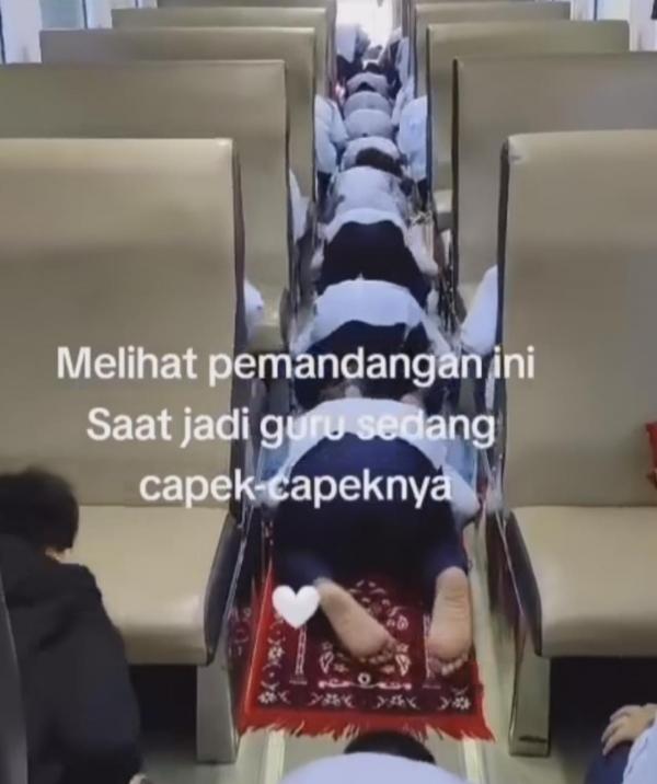 Murid SD Solat Di Gerbong Kereta 1