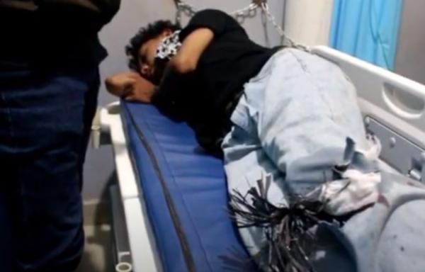 Salah satu pendemo terkena anak panah akibat diserang sekelompok OTK. (Foto: iNews/Febriyono Tamenk))