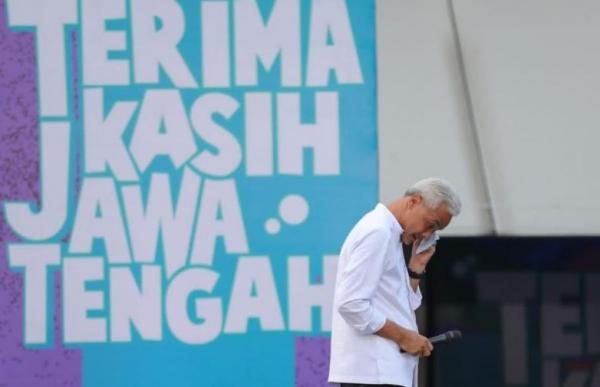 Ganjar Pranowo mengusap air matanya saat perpisahan di hadapan ribaun warga Jateng, Selasa (5/9/2023). (Foto: MPI)