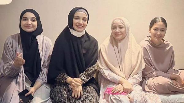 Berbusana muslim bersama Zaskia dan Shireen Sungkar (Foto:Istimewa)