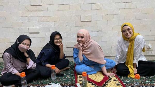 Berfoto bersama para pegawai setelah kajian
