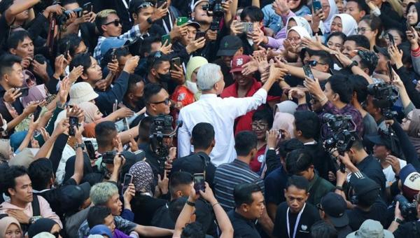 Ganjar Pranowo dengan sabar menyalami warga.